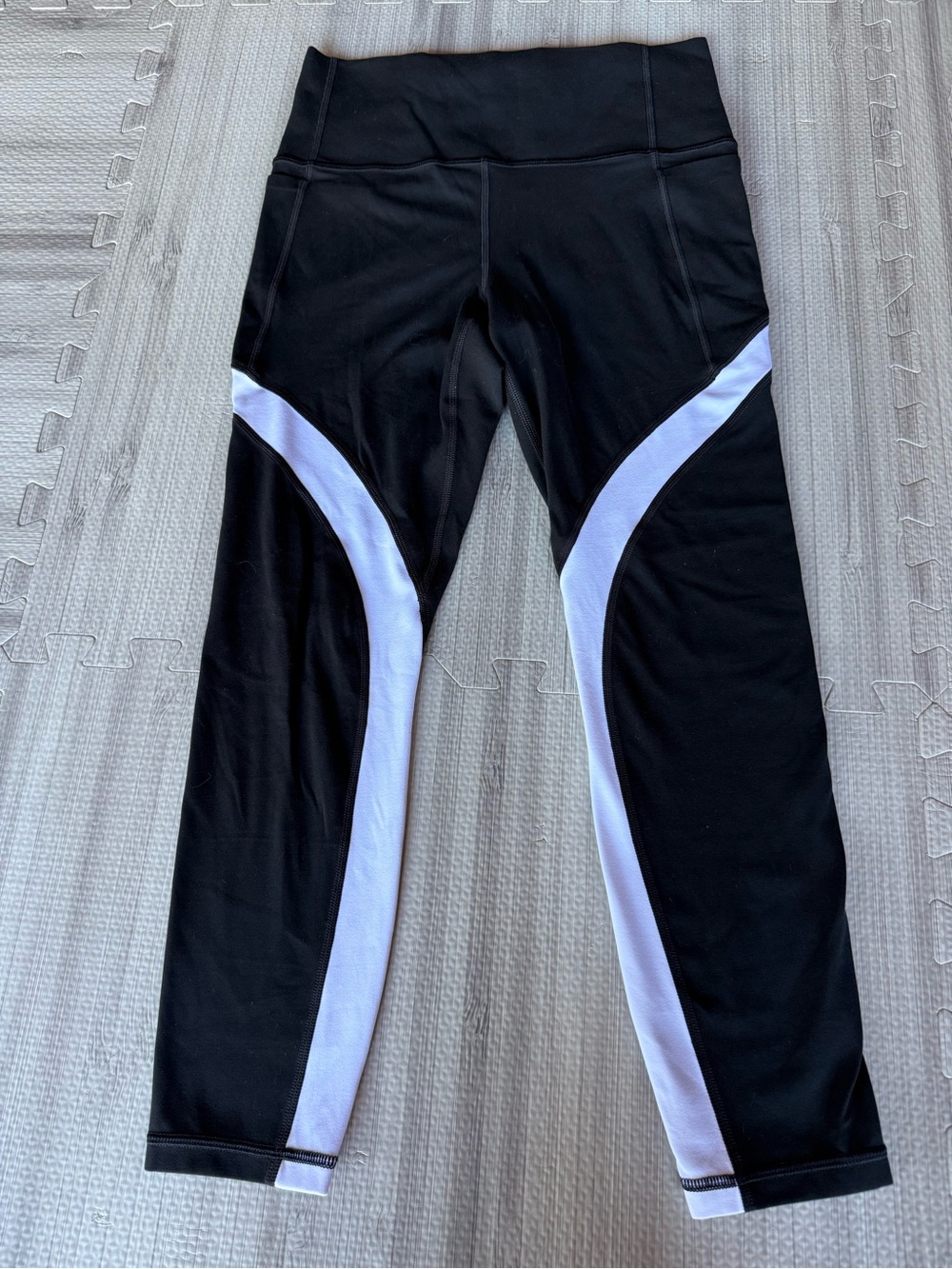 Athleta Salutation Stash Pocket 7/8 Black and White Leggings